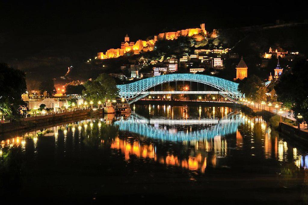 Modern Apartment Avlabari Tbilisi Bagian luar foto